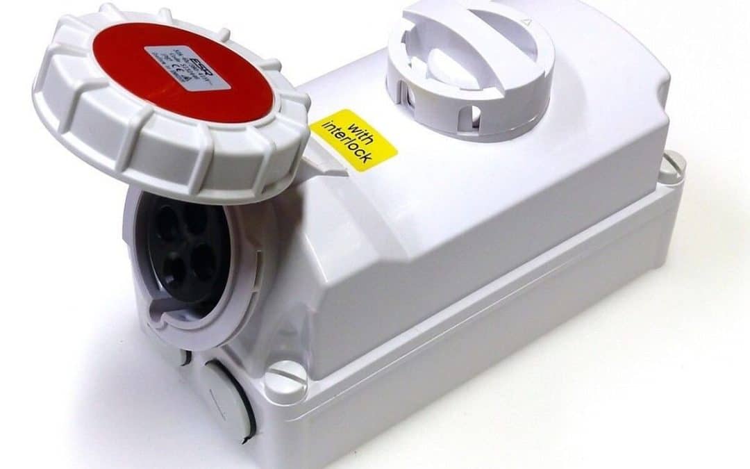 Test : prise étanche IP67 32 A avec interrupteur Interlock